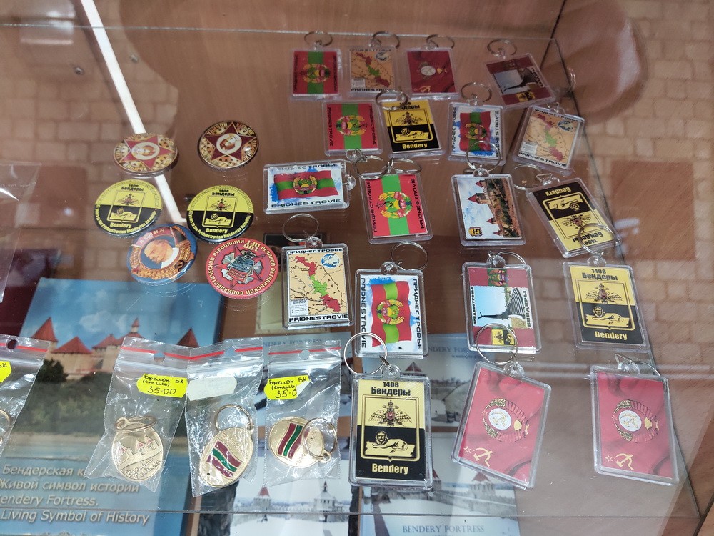 Magnets, badges and key rings