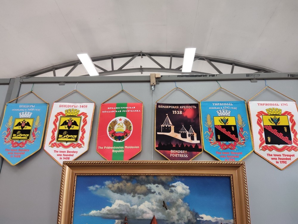 Fanioane înfățișând stemele orașului Bendery și Tiraspol, precum și cu sigla cetății